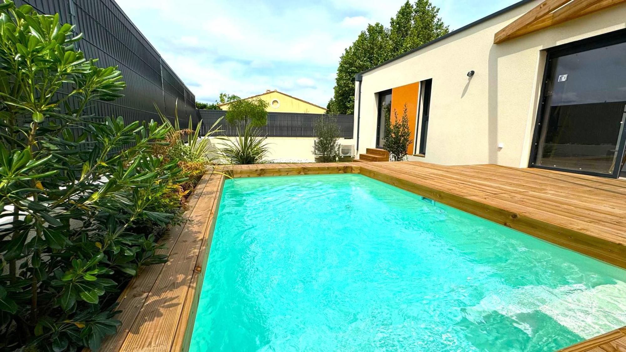 Daya Lodge. LʼIsle-sur-la-Sorgue Esterno foto