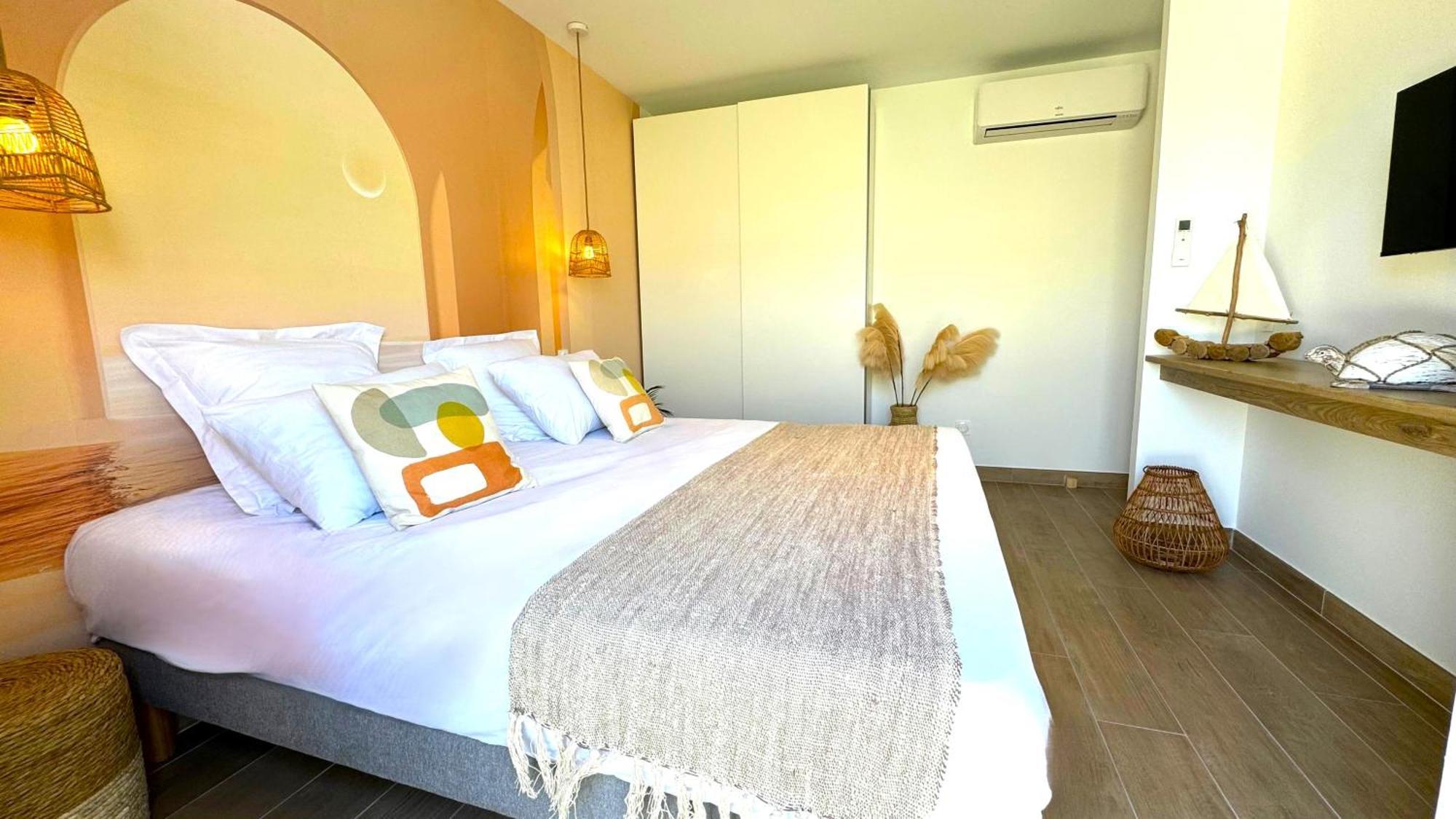 Daya Lodge. LʼIsle-sur-la-Sorgue Esterno foto