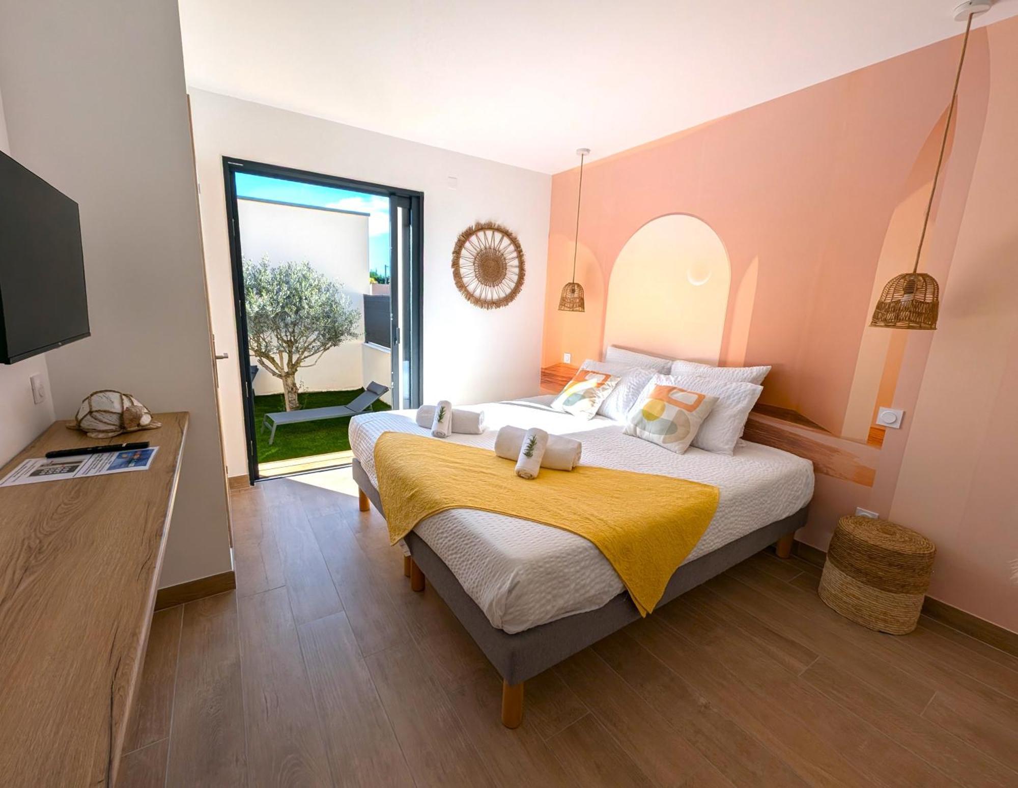 Daya Lodge. LʼIsle-sur-la-Sorgue Esterno foto