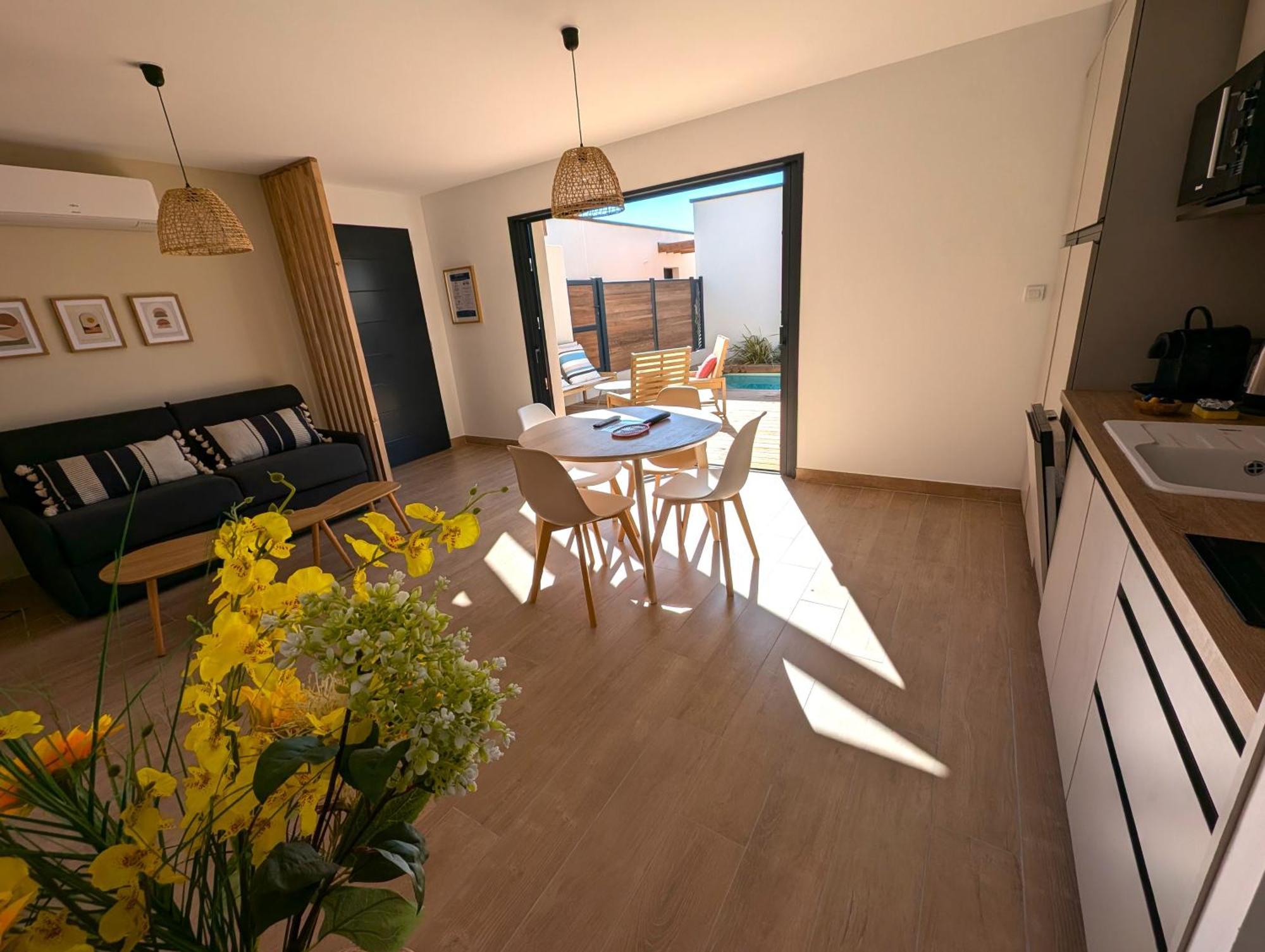 Daya Lodge. LʼIsle-sur-la-Sorgue Esterno foto