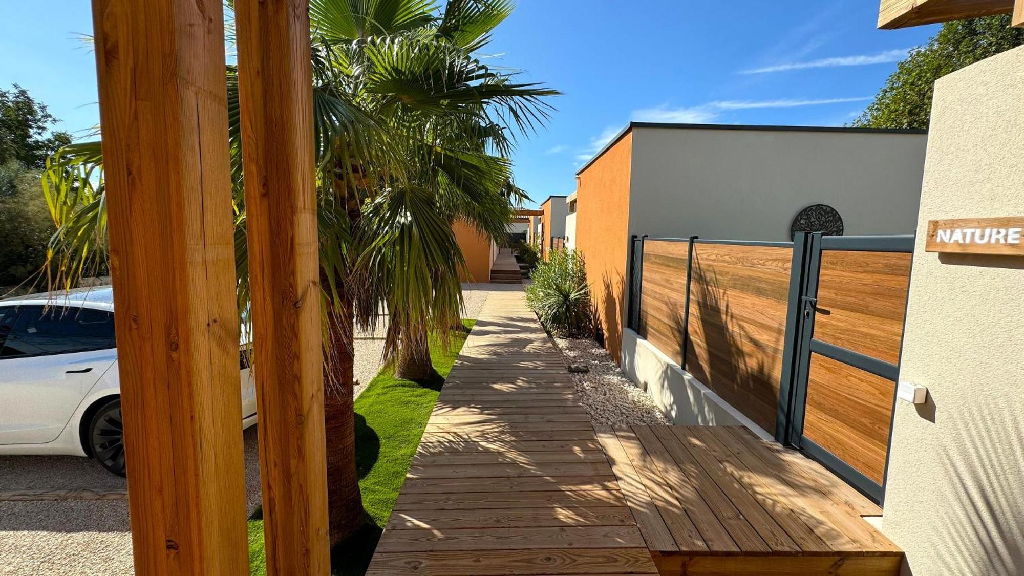 Daya Lodge. LʼIsle-sur-la-Sorgue Esterno foto