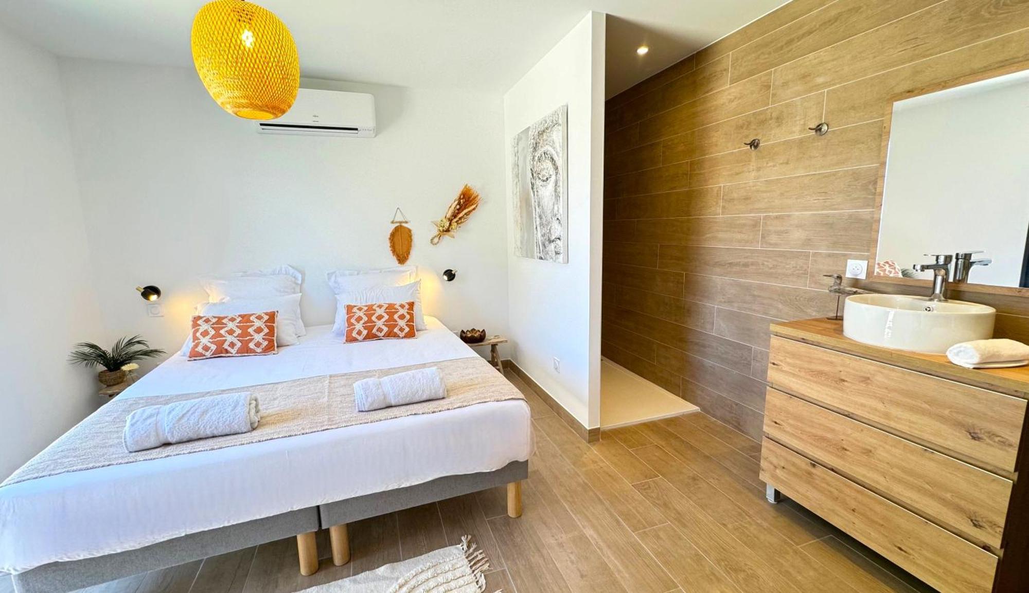 Daya Lodge. LʼIsle-sur-la-Sorgue Esterno foto