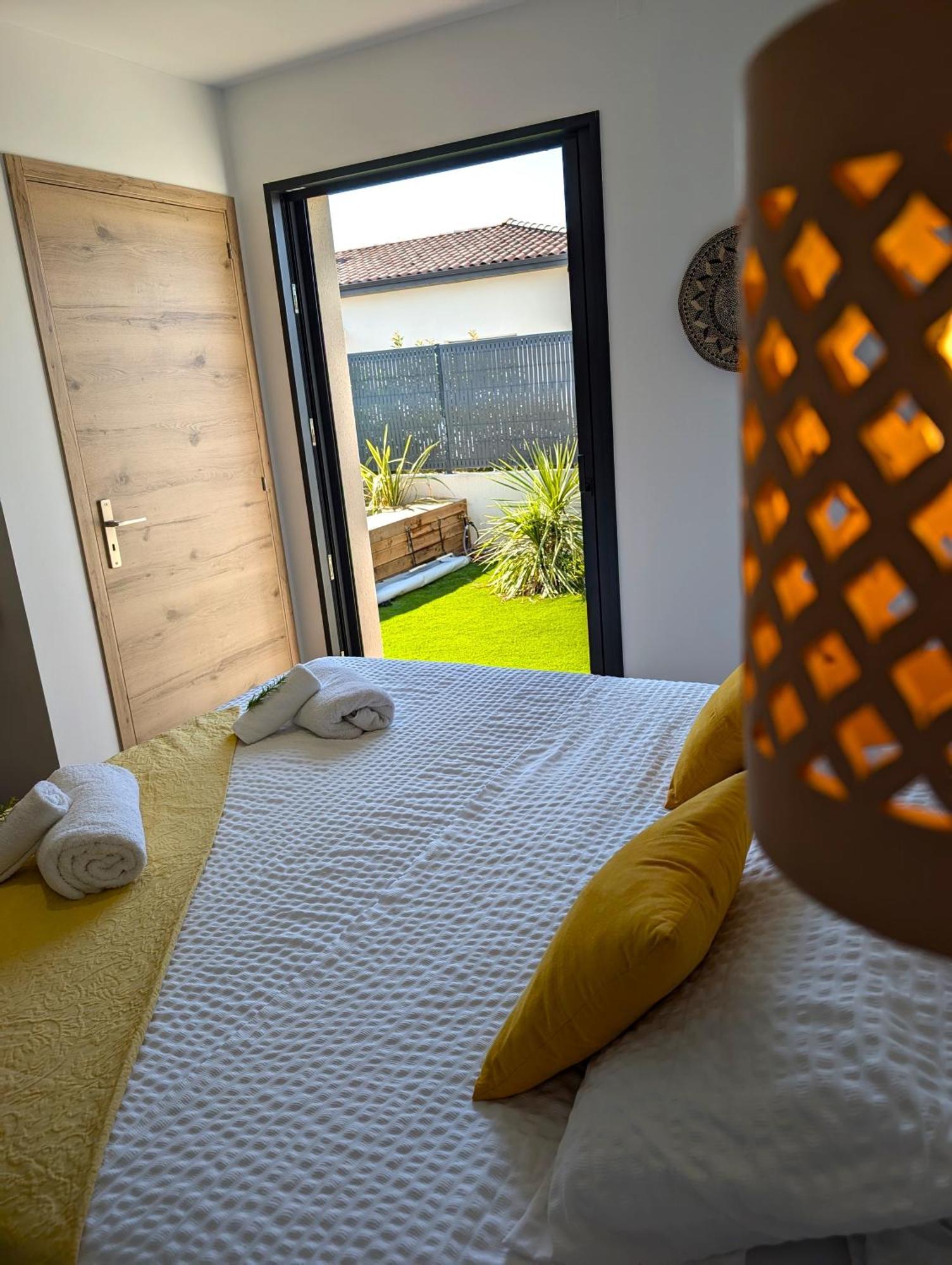 Daya Lodge. LʼIsle-sur-la-Sorgue Esterno foto