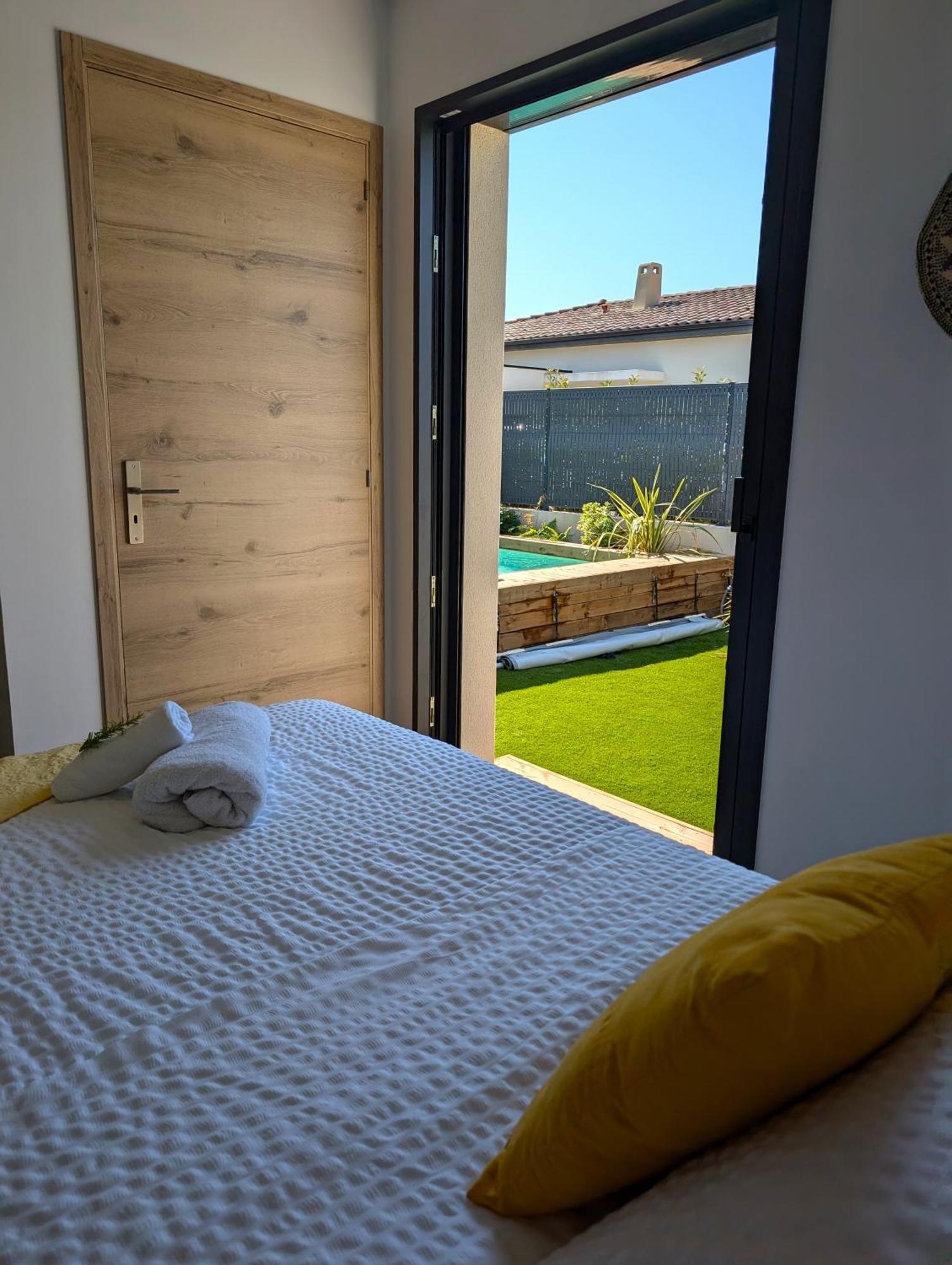 Daya Lodge. LʼIsle-sur-la-Sorgue Esterno foto