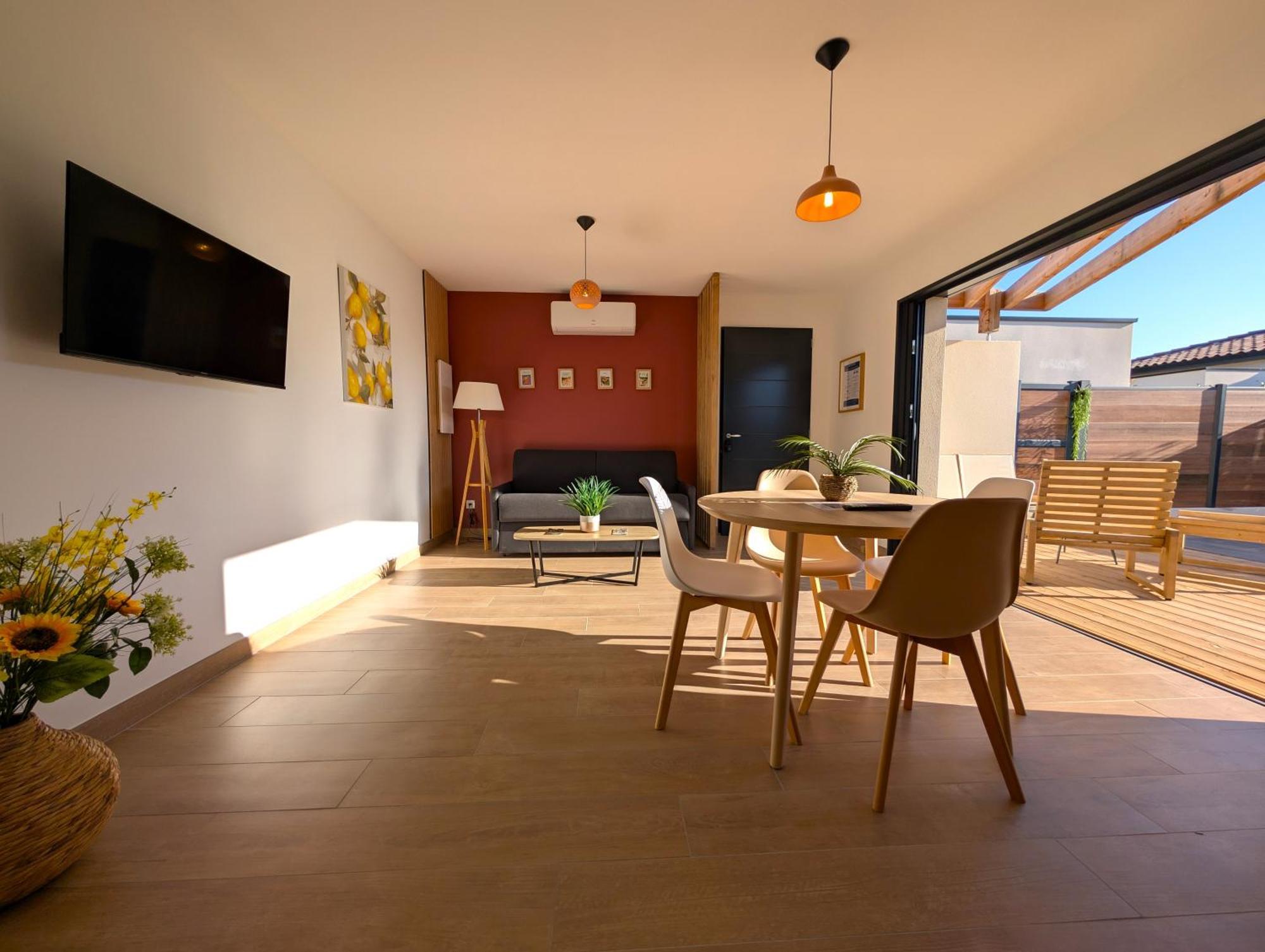 Daya Lodge. LʼIsle-sur-la-Sorgue Esterno foto
