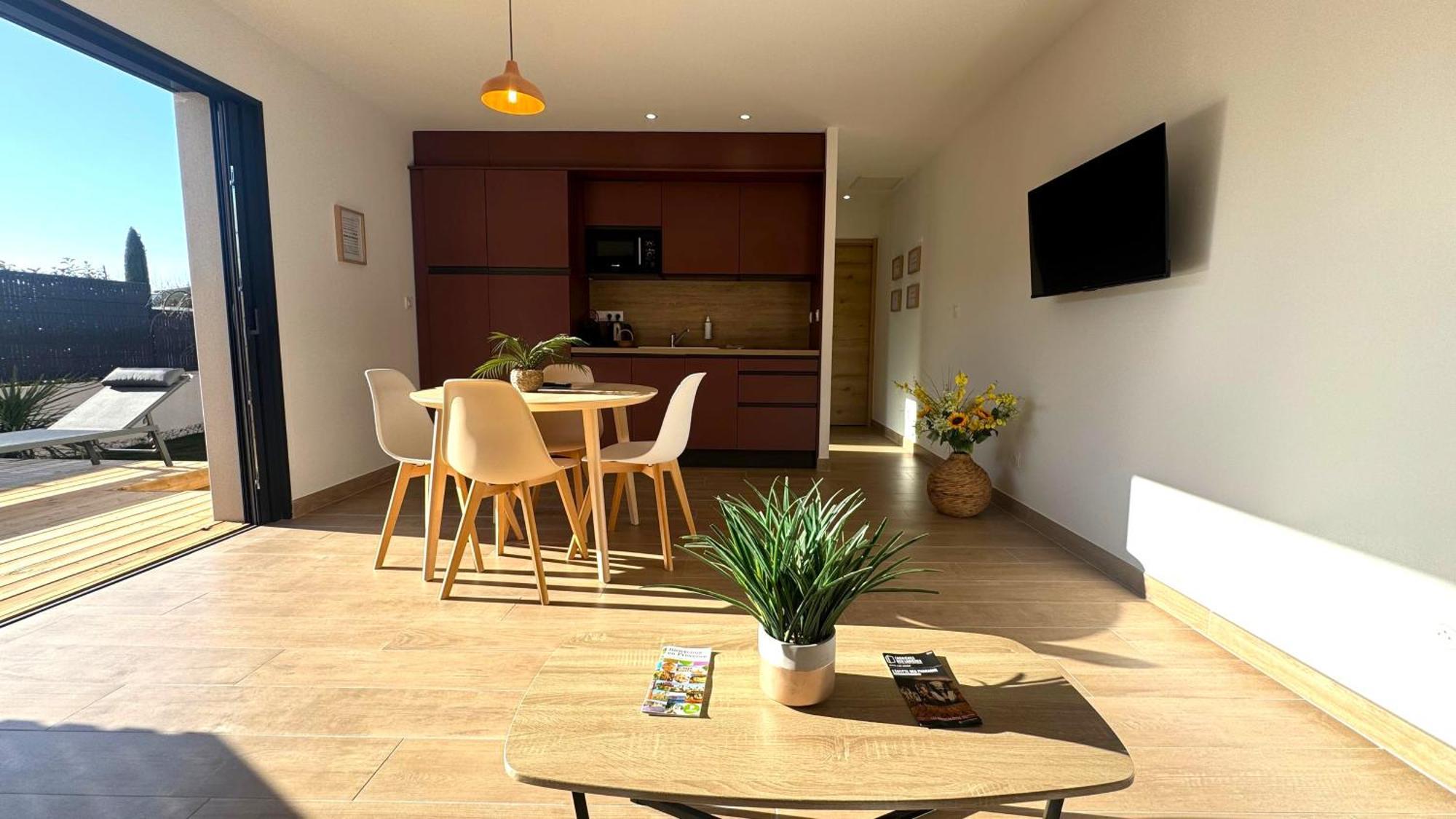 Daya Lodge. LʼIsle-sur-la-Sorgue Esterno foto