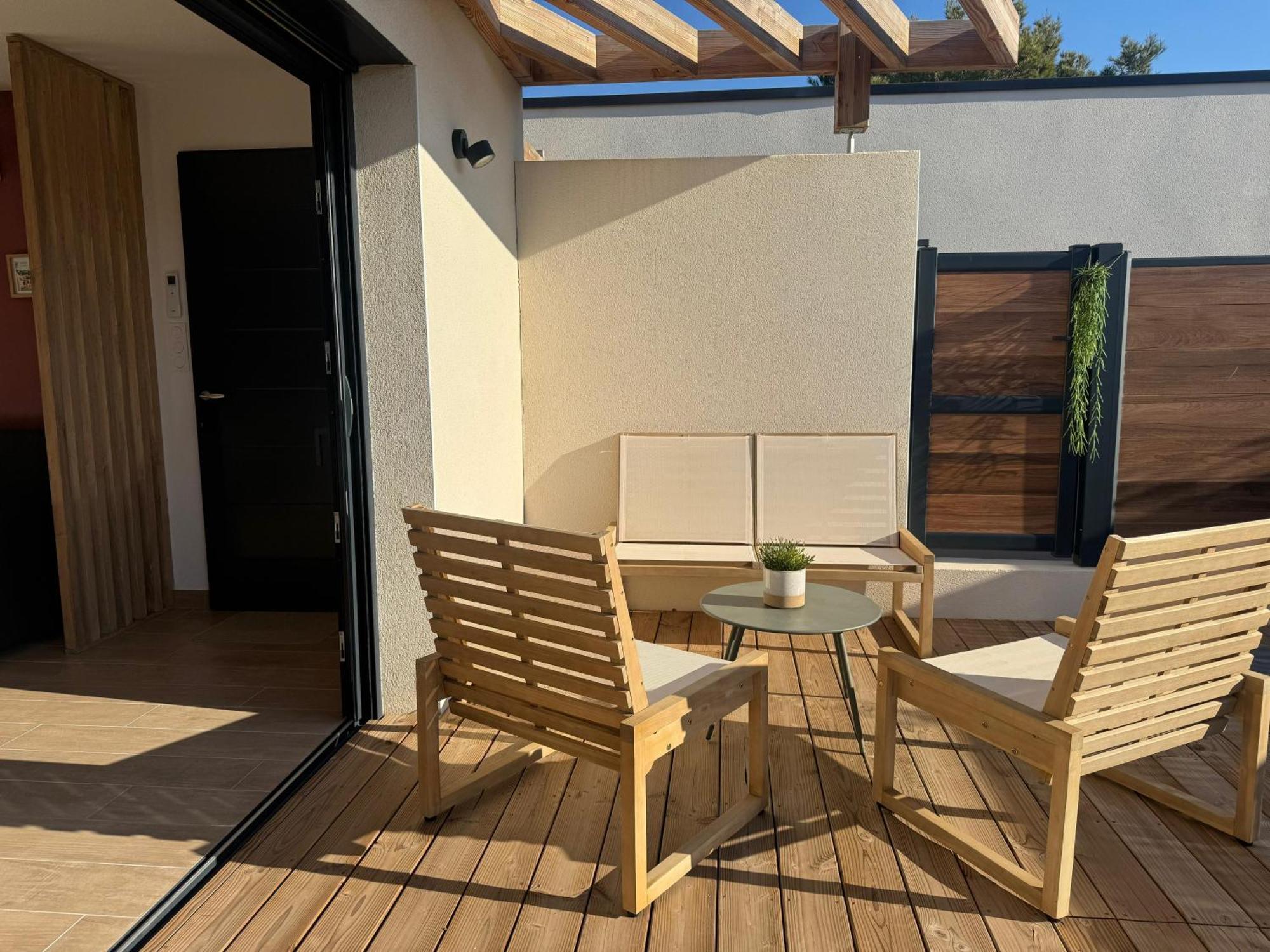 Daya Lodge. LʼIsle-sur-la-Sorgue Esterno foto