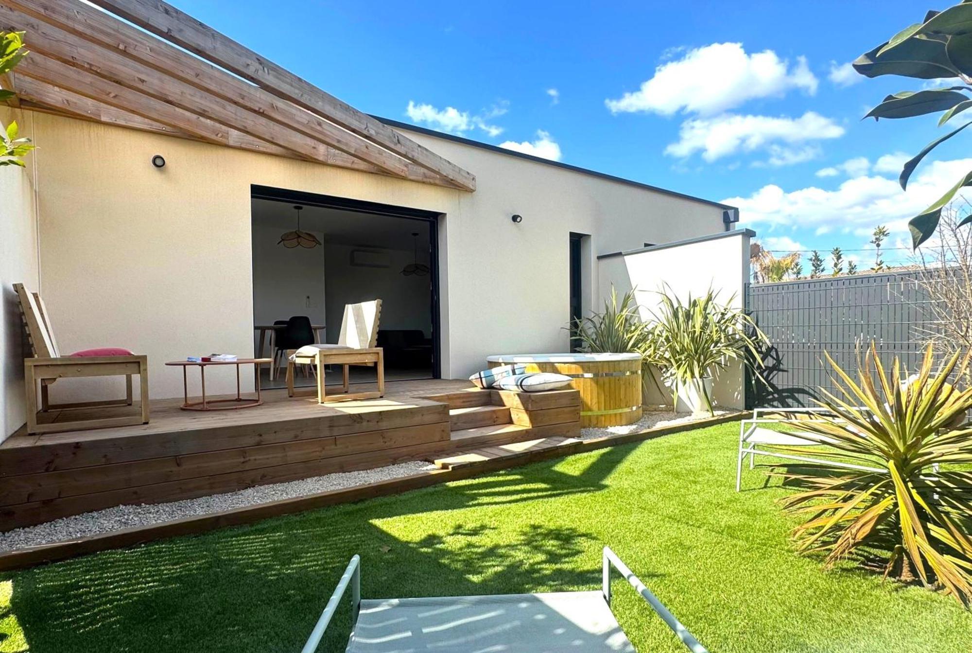 Daya Lodge. LʼIsle-sur-la-Sorgue Esterno foto