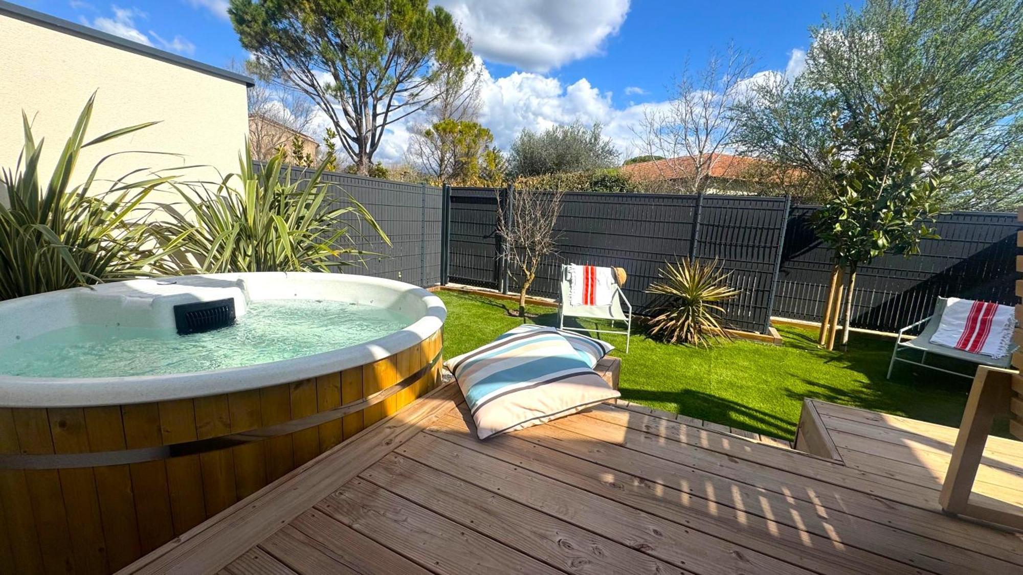 Daya Lodge. LʼIsle-sur-la-Sorgue Esterno foto