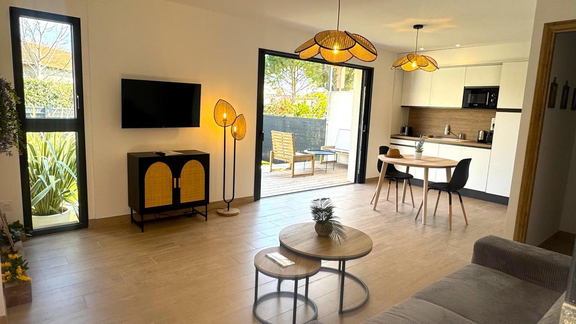 Daya Lodge. LʼIsle-sur-la-Sorgue Esterno foto