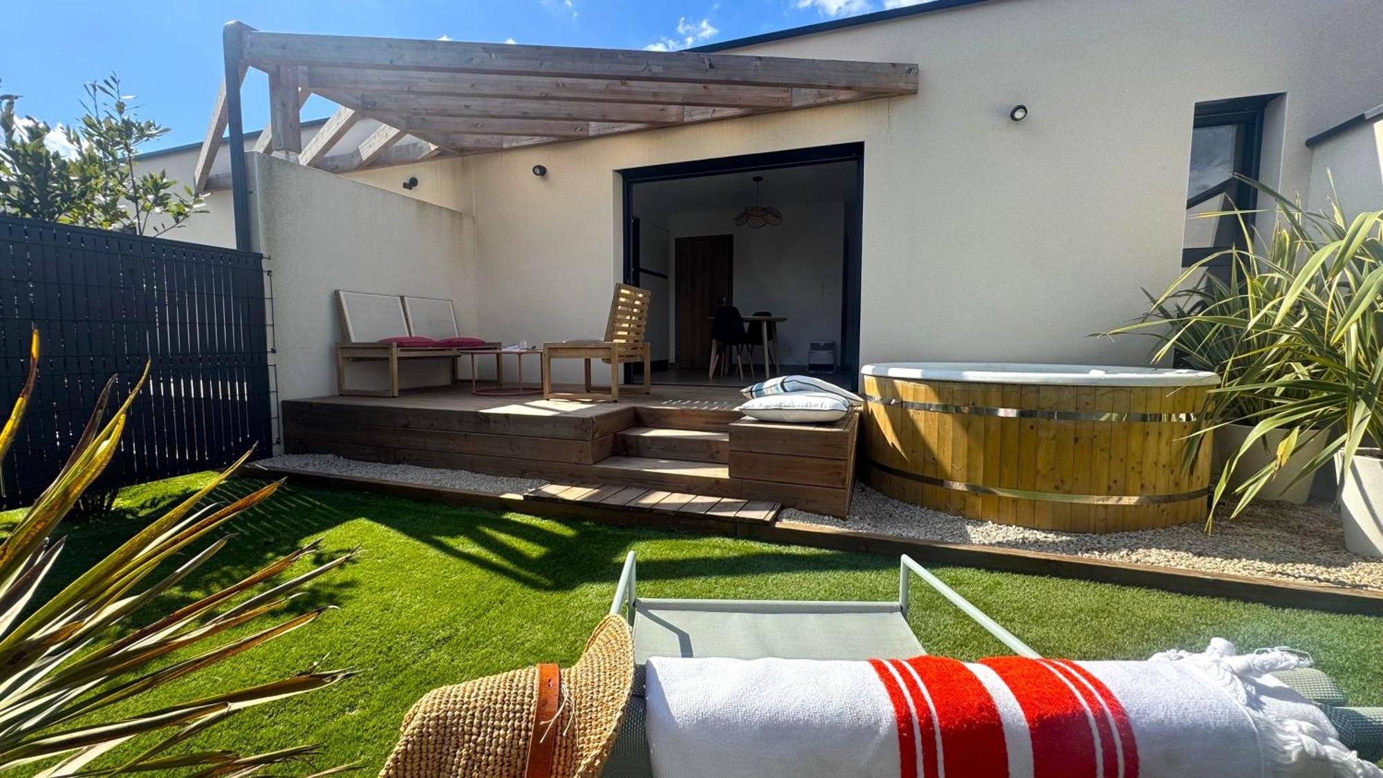 Daya Lodge. LʼIsle-sur-la-Sorgue Esterno foto