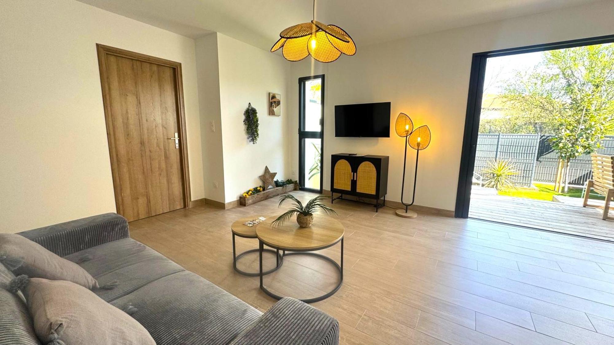 Daya Lodge. LʼIsle-sur-la-Sorgue Esterno foto