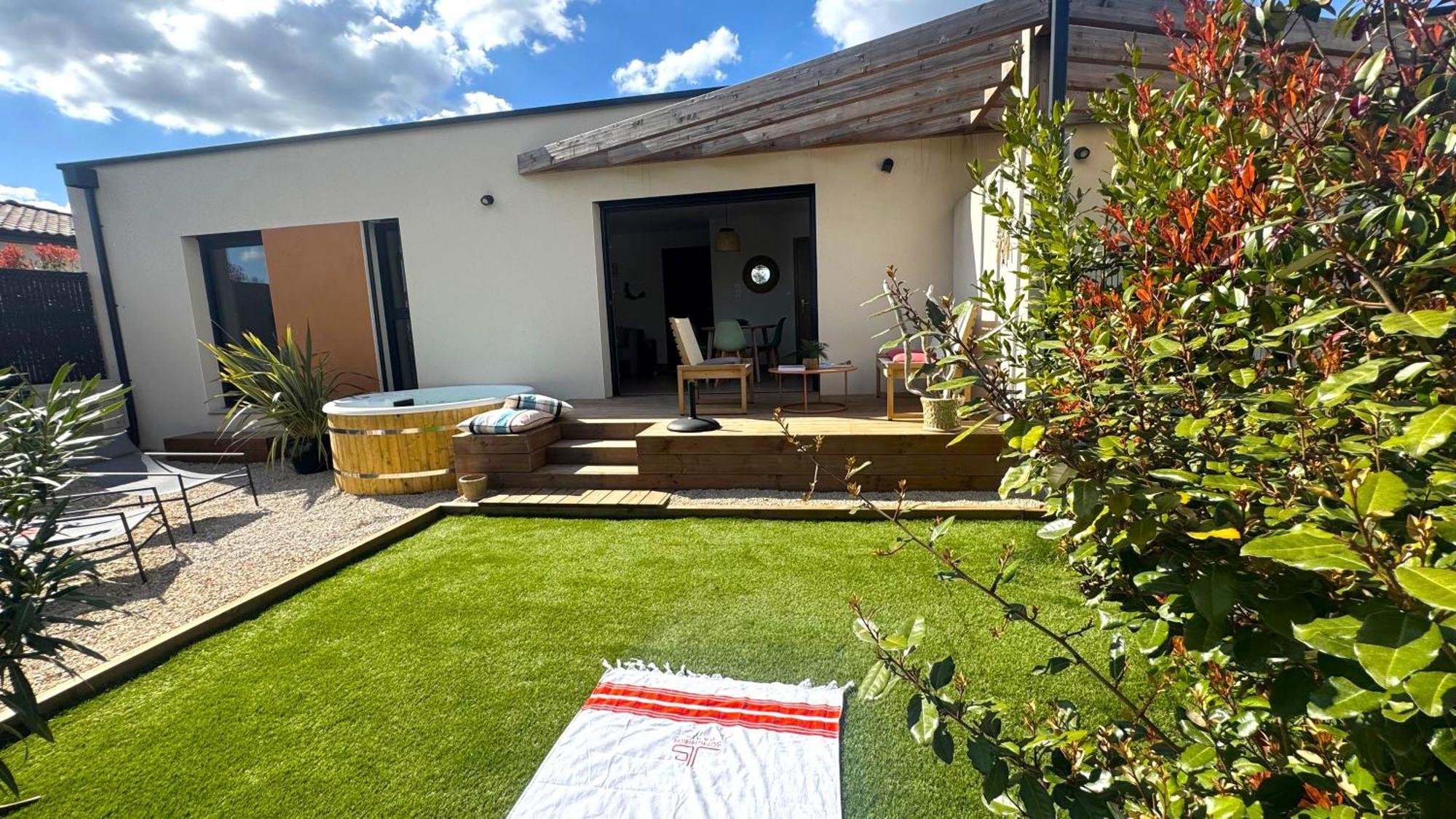 Daya Lodge. LʼIsle-sur-la-Sorgue Esterno foto